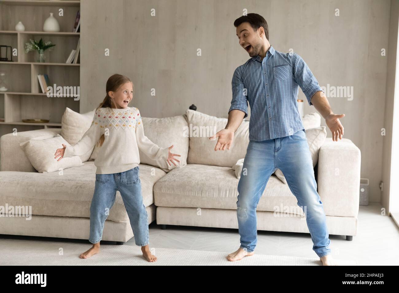 Witzig verrückter Vater und Kind tanzen zu Musik Stockfoto
