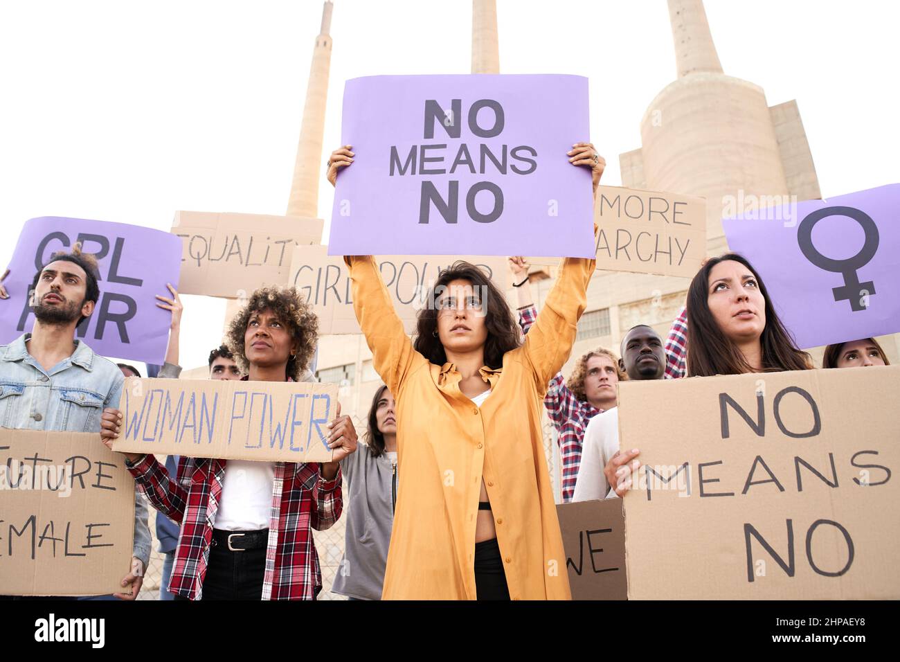 Gruppe von Aktivisten, die auf den Straßen protestieren. Feministische Frauen. Stockfoto
