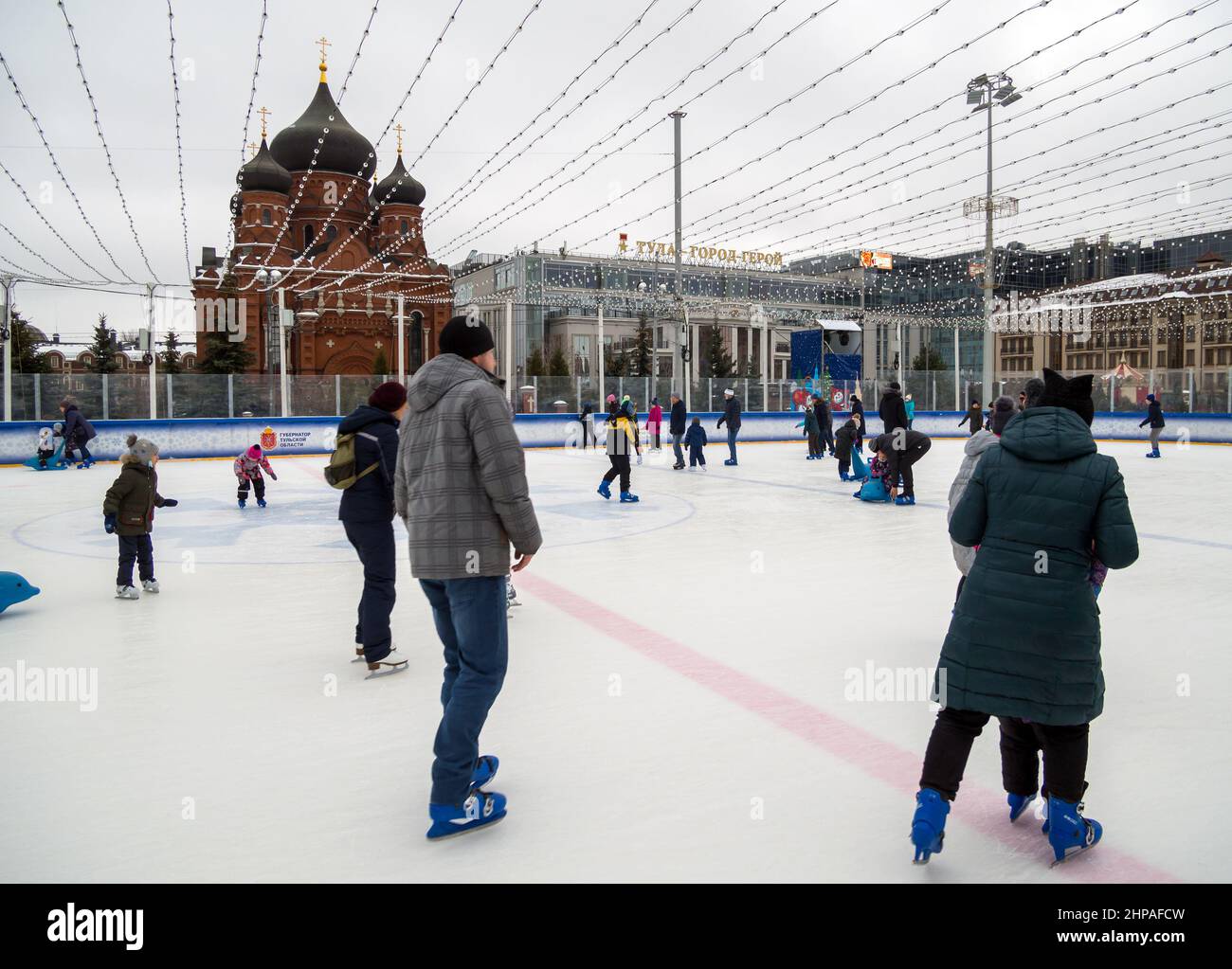 Tula, Russland - 3. Januar 2021: Menschen auf der Gubernsky Eisbahn, Lenin-Platz, Tula Stadt Stockfoto
