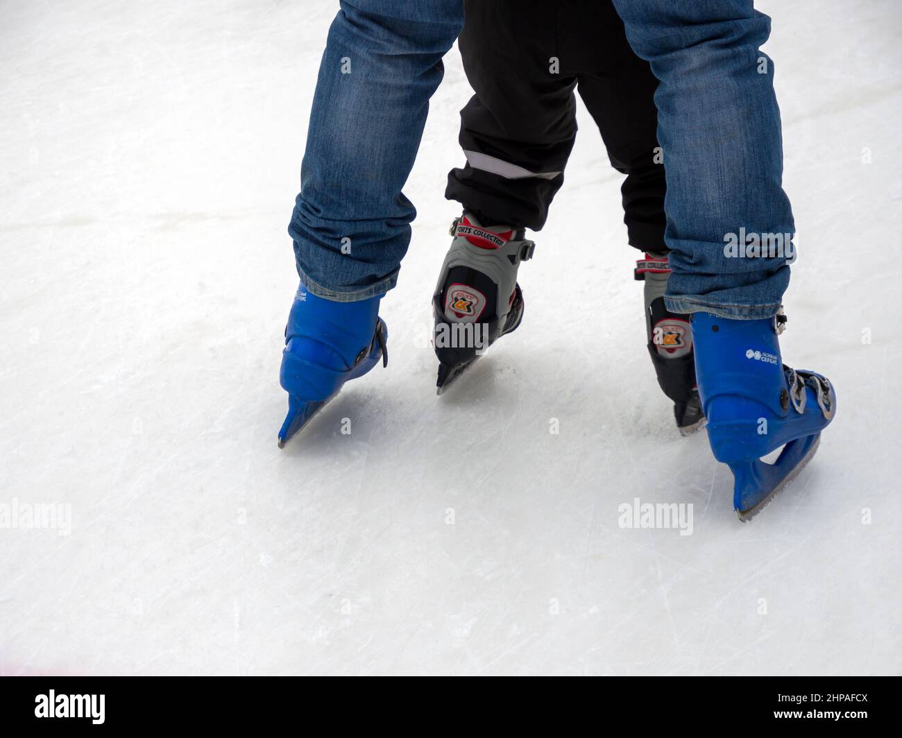 Tula, Russland - 3. Januar 2021: Ein Erwachsener lehrt ein Kind Schlittschuh zu laufen Stockfoto