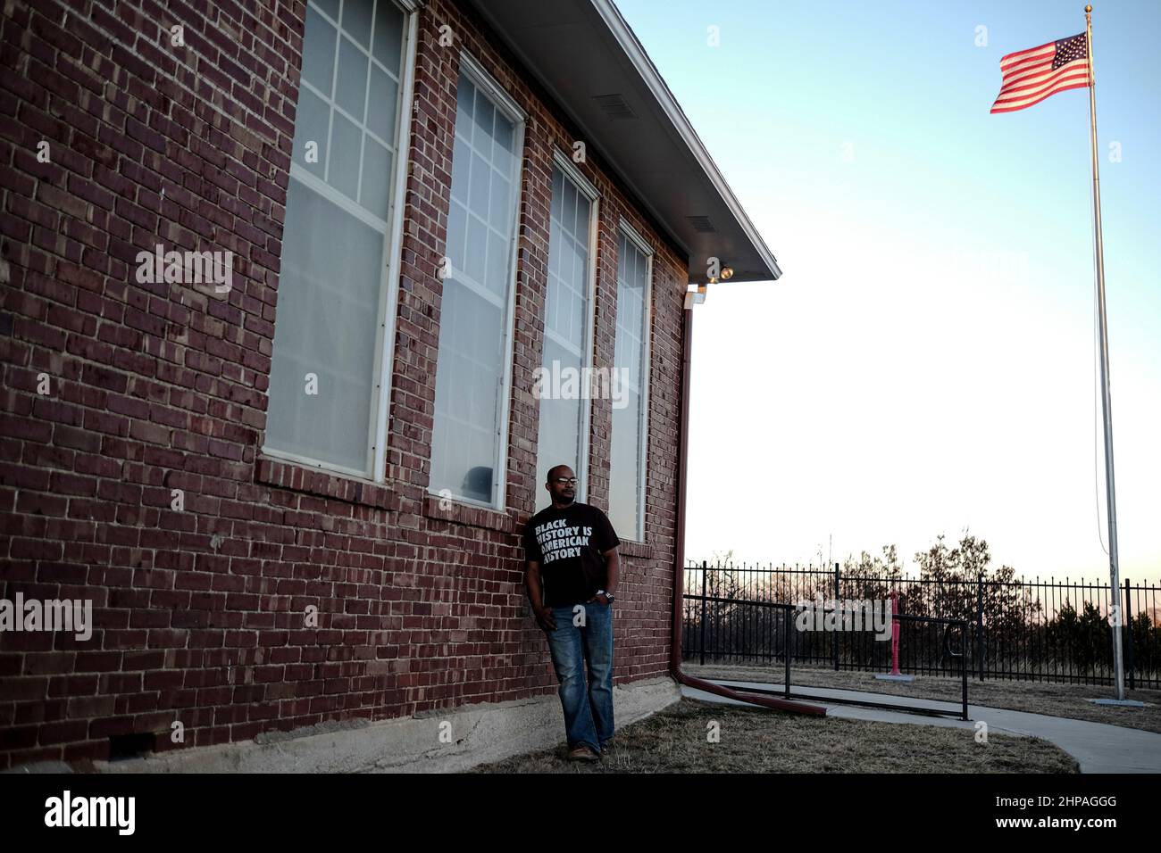 Weatherford, Texas, USA. 19th. Februar 2022. Eine kleine Versammlung befindet sich in einem historischen Wahrzeichen, bekannt als Mount Please, einst eine Schule für schwarze Kinder in Weatherford (1907-1963), im Besitz der Stadt und für öffentliche Veranstaltungen genutzt. 02/19/2022, Weatherford, Texas, James Gray, ein Aktivist, Historiker und Mitglied der Familie Crawford, die seit sechs Generationen in Weatherford lebt, hält Vorträge über schwarze Amerikaner, die in Amerika große und historische Dinge erreichen. ''Wenn Sie sich heute nicht an die Hälfte der Dinge erinnern, vergessen Sie bitte nicht, sich daran zu erinnern, dass Black History American History ist.'' - James Stockfoto