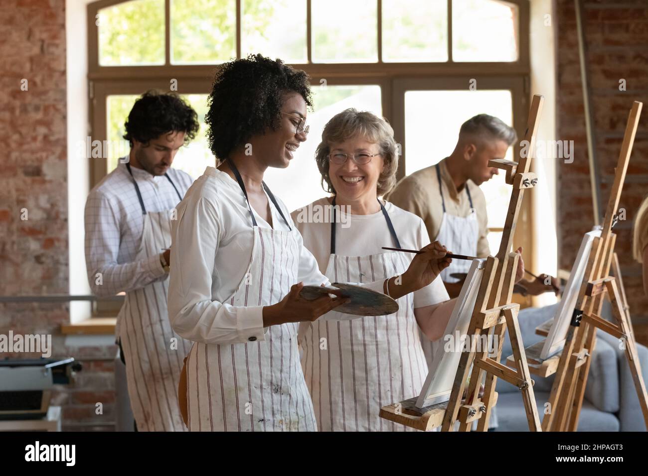 Glückliche Menschen mit vielen Rassen genießen kreative Kunstunterricht. Stockfoto