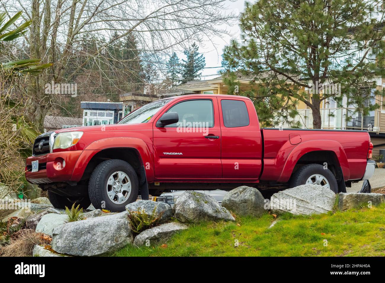 Foto eines roten Toyota Tacoma auf einem Parkplatz. Stockfoto