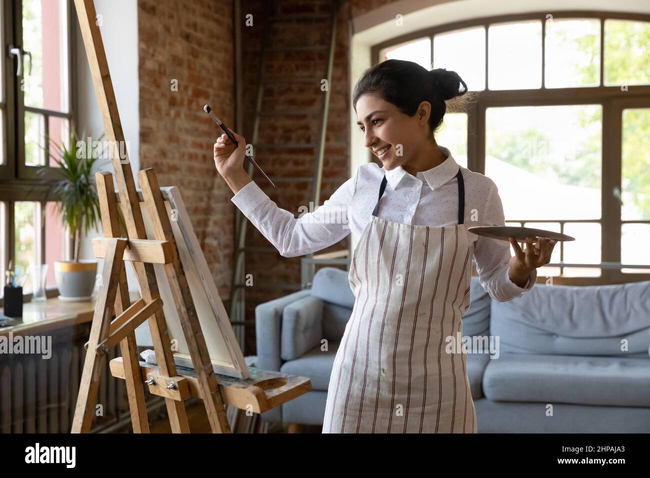 Glücklich inspirierte junge indische Frau Bild zeichnen. Stockfoto