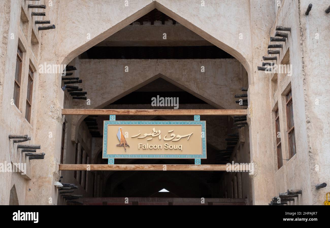Doha, Katar Januar 15th 2022 Falcon Souq Zeichen in der Altstadt von