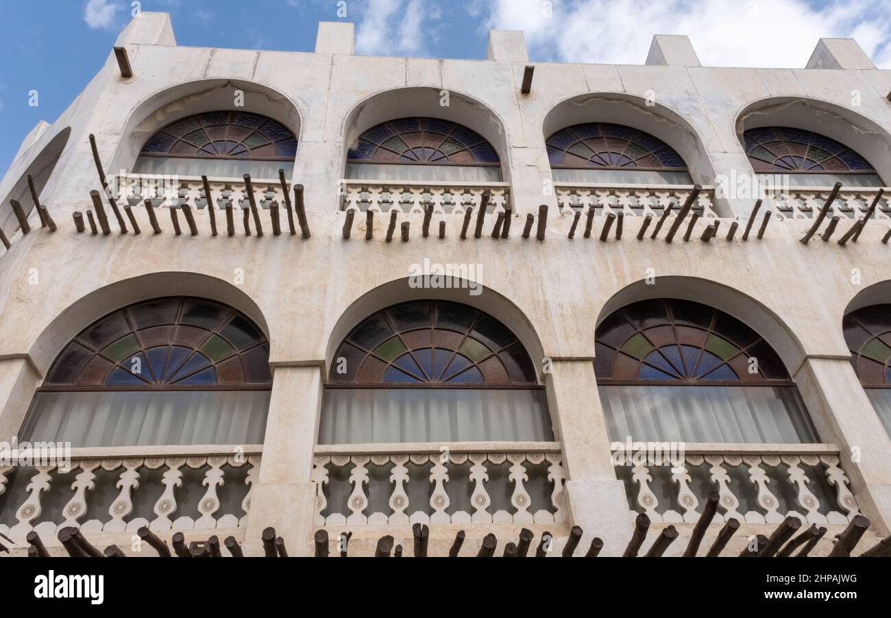 Katarische Architektur in Souq Waqif, mit Bambusstangen, Fleckglas und Bögen, Doha Stockfoto
