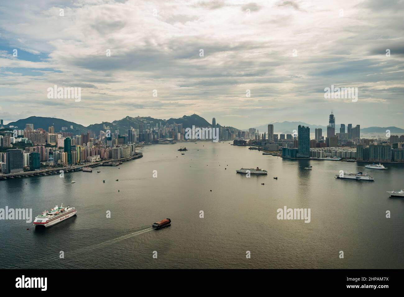 Luftaufnahme des Victoria Harbour mit North Point, Central und The Peak auf Hong Kong Island und Hung Hom und Tsim Sha Tsui, Kowloon, rechts, 2008 Stockfoto