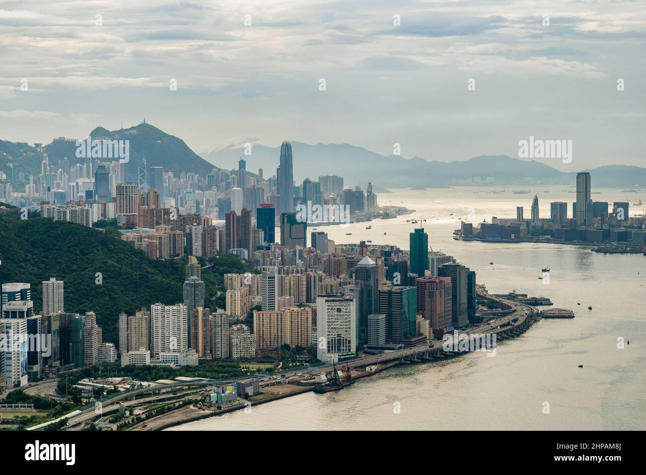 Luftaufnahme von North Point, mit Central und The Peak, Hong Kong Island, hinten, und Tsim Sha Tsui, Kowloon, über Victoria Harbour, 2008 Stockfoto