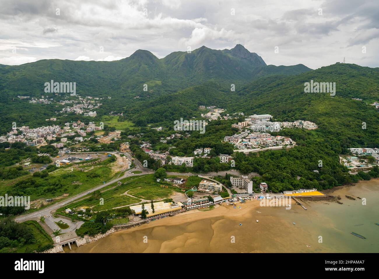 Hubschrauberlandeplatz zeigt Wohnsiedlungen auf den Hügeln über der Stadt Sai Kung, unterhalb des Gipfels von Ma auf Shan, Hongkong, 2008 Stockfoto