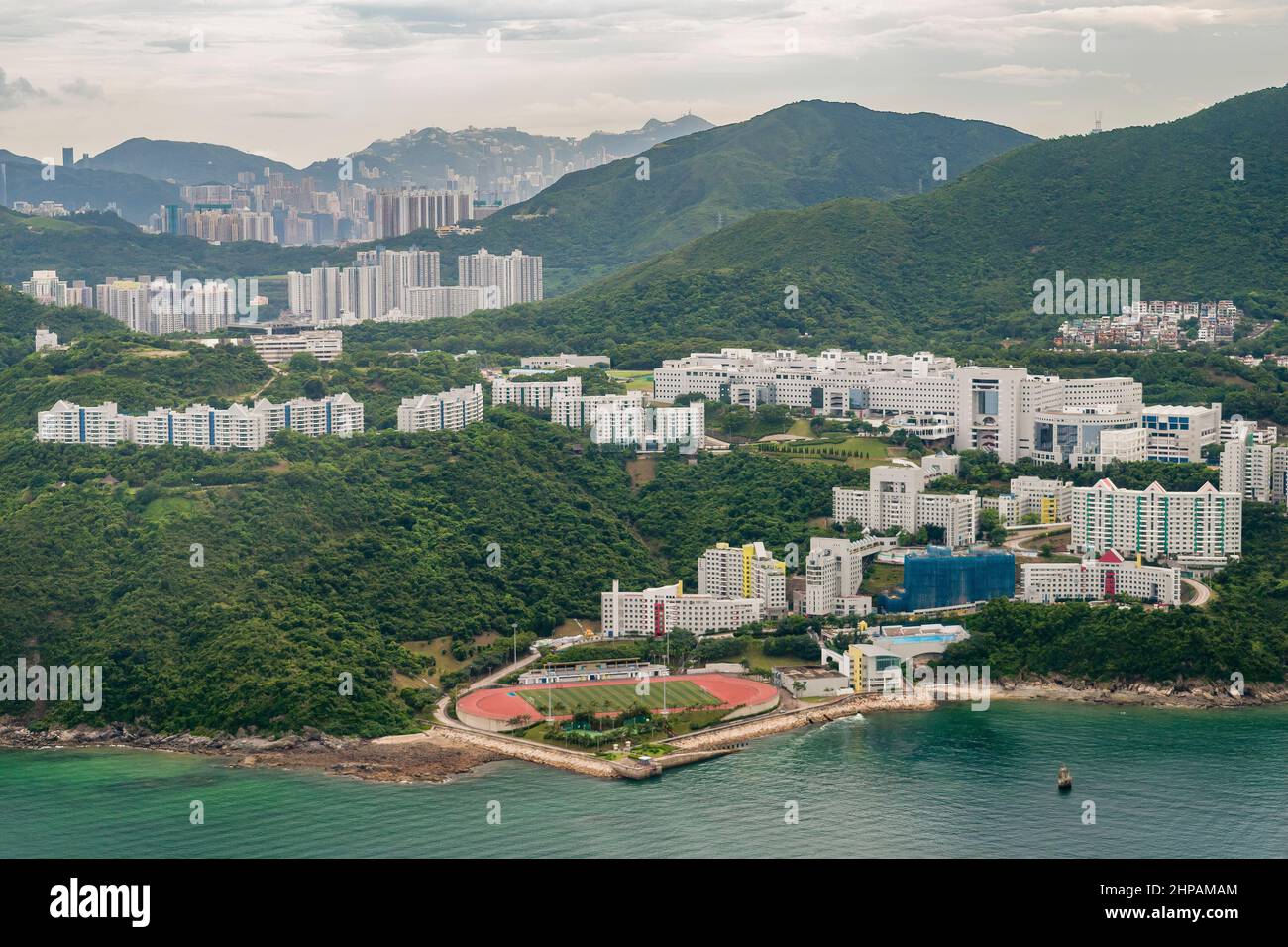 Luftaufnahme der Hong Kong University of Science and Technology, der Hochhausbebauung von Kowloon und der Hong Kong Island im Hintergrund, 2008 Stockfoto