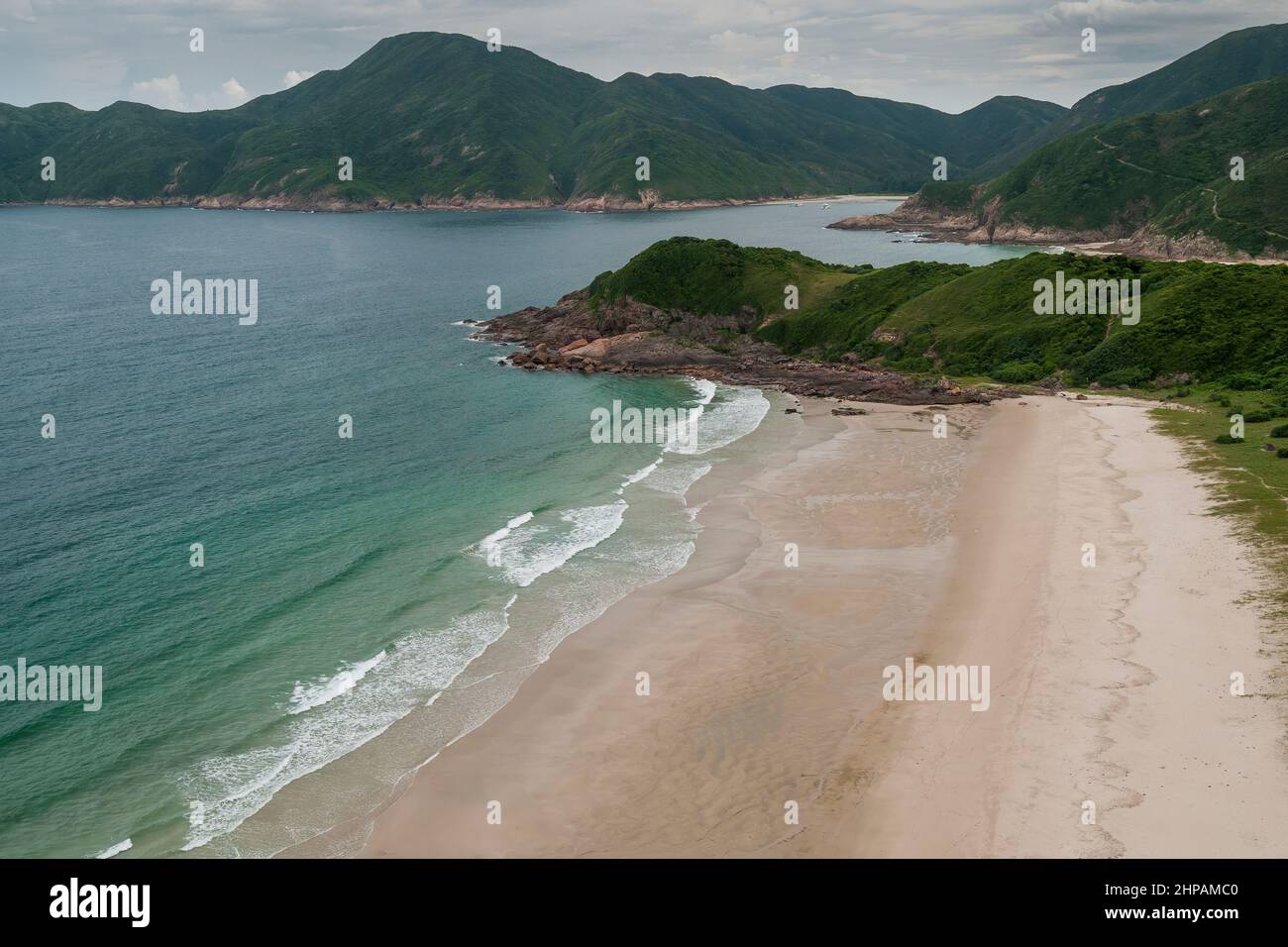 Luftaufnahme aus dem Hubschrauber mit dem Surfstrand Tai Wan, Sai Kung East Country Park, Hongkong Stockfoto