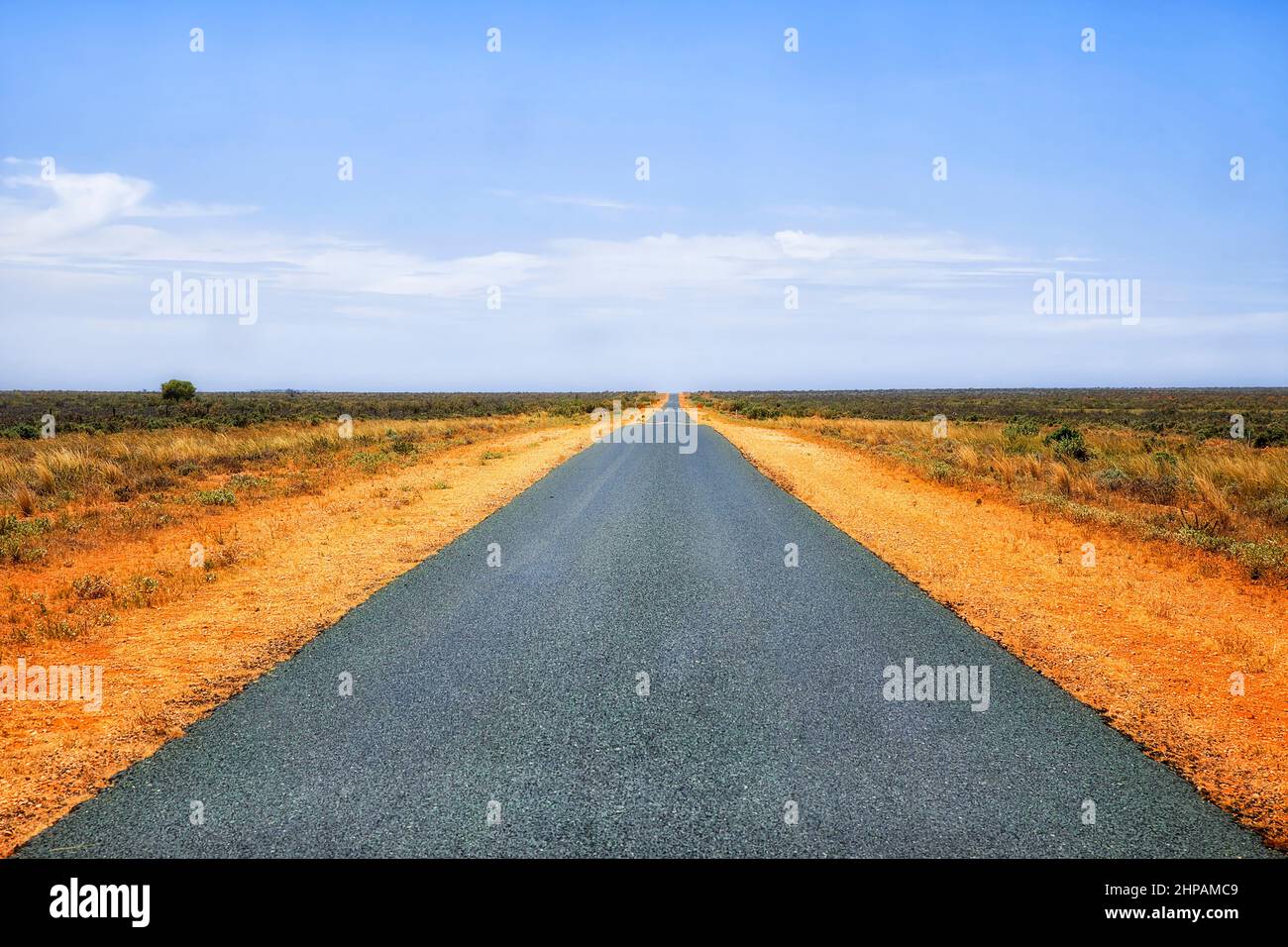 Einspurige, versiegelte Marma Box Creed Road im Outback von Australien von Balranald bis Lake Mungo. Stockfoto