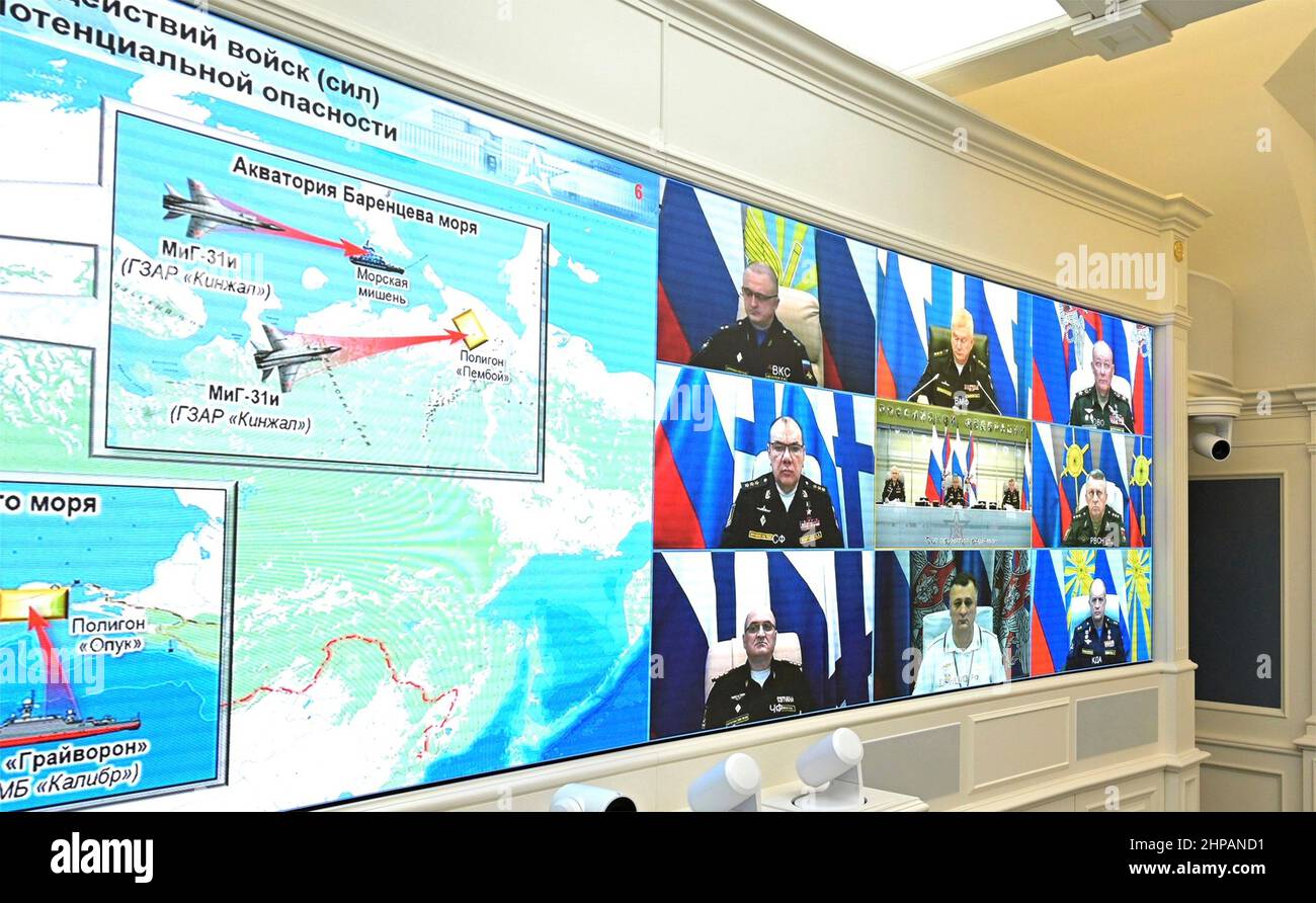 Moskau, Russland. 19th. Februar 2022. Die Videomonitore im Situationsraum des Kremls zeigen die Übungen der militärischen strategischen Abschreckungskräfte Russlands und Weißrussland, während der russische Präsident Wladimir Putin und der weißrussische Präsident Alexander Lukaschenko am 19. Februar 2022 in Moskau, Russland, zusehen. Quelle: Alexei Nikolsky/Kremlin Pool/Alamy Live News Stockfoto