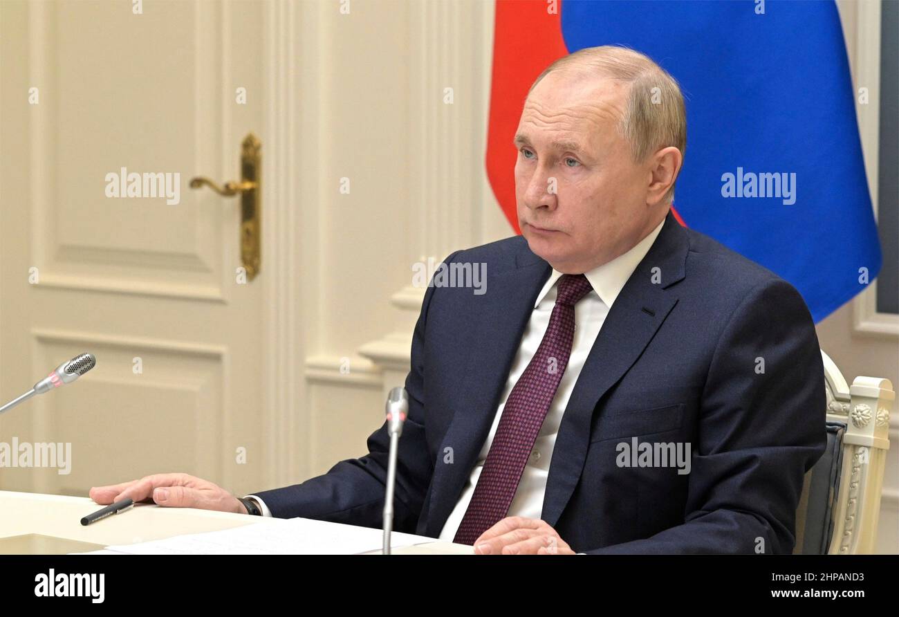 Moskau, Russland. 19th. Februar 2022. Der russische Präsident Wladimir Putin beobachtet die Übungen der militärischen strategischen Abschreckungskräfte Russlands und Weißrussland zusammen mit dem belarussischen Präsidenten Alexander Lukaschenko aus dem Situationsraum im Kreml am 19. Februar 2022 in Moskau, Russland. Quelle: Alexei Nikolsky/Kremlin Pool/Alamy Live News Stockfoto