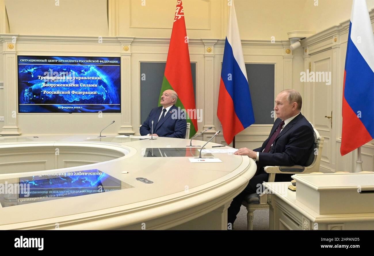 Moskau, Russland. 19th. Februar 2022. Der russische Präsident Wladimir Putin und der belarussische Präsident Alexander Lukaschenko, links, beobachten aus dem Situationsraum im Kreml am 19. Februar 2022 in Moskau, Russland, die Übungen der militärischen strategischen Abschreckungskräfte Russlands und Weißrussland. Quelle: Alexei Nikolsky/Kremlin Pool/Alamy Live News Stockfoto