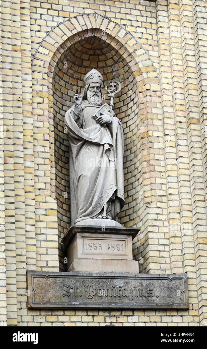 Lingen, Niedersachsen, Deutschland - Feb 8 2022 - Statue des hl. Bonifatius in der Wand des „neuen“ Bonifatius-Krankenhauses in Lingen aus dem Jahr 1891. Stockfoto