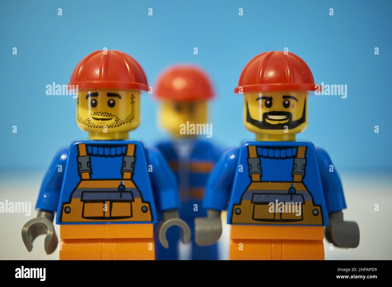 LEGO Bauarbeiter bringen Figuren mit roten Helmen zum Spielzeug  Stockfotografie - Alamy