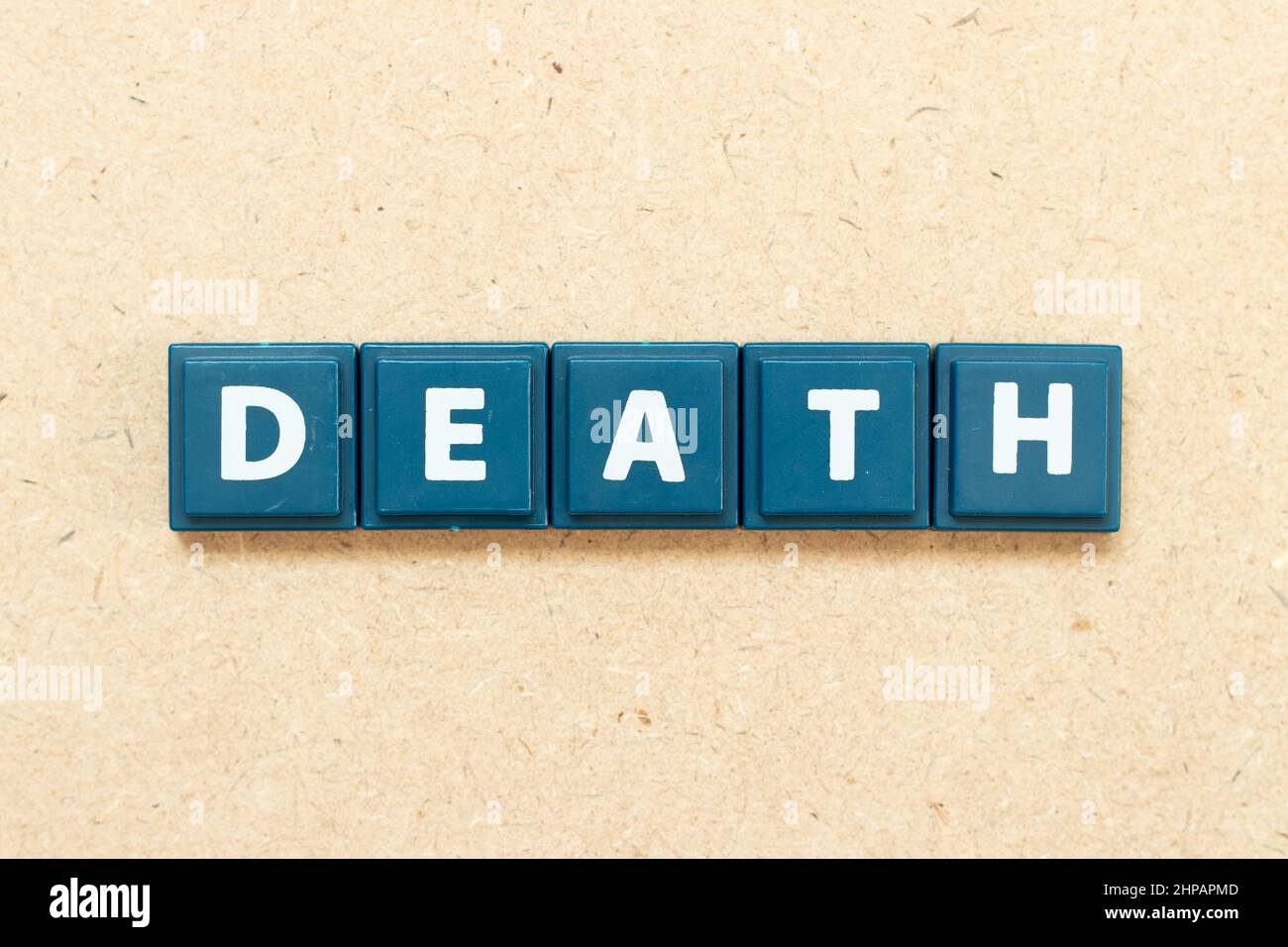 Tile Alphabet Buchstaben in Wort Tod auf Holz Hintergrund Stockfoto