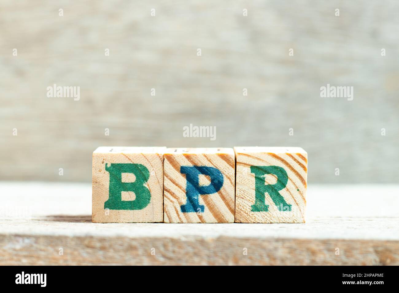 Buchstabenblock im Wort BPR (Abkürzung für Business Process Reengineering oder Batch Processing Record) auf Holzhintergrund Stockfoto