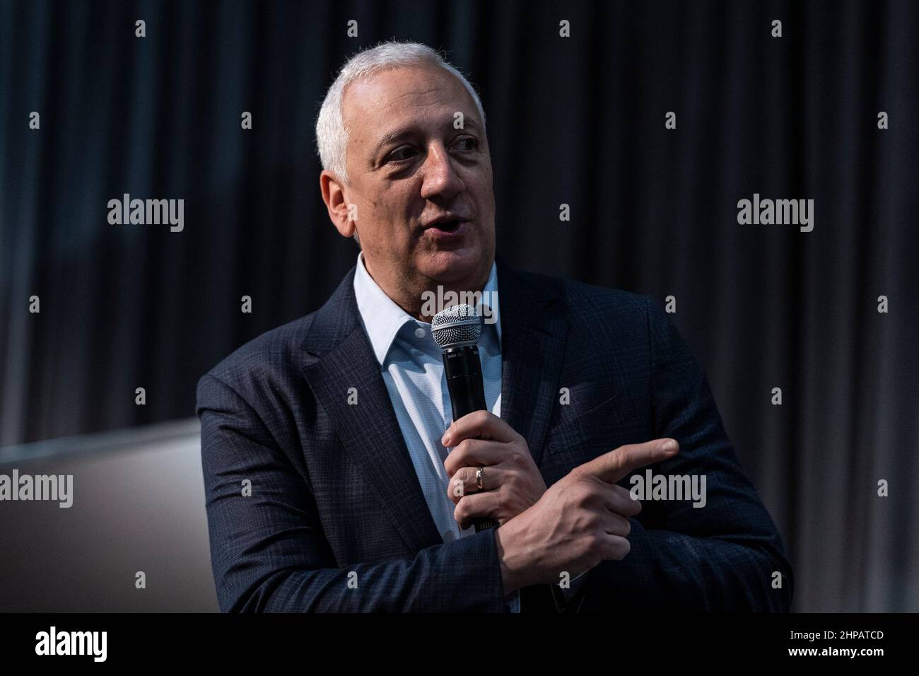 New York, Usa. 19th. Februar 2022. Der ehemalige NASA-Astronaut Michael Massimino spricht während der Kids Week im Intrepid Sea, Air & Space Museum. Massimino stellte den Hauptsprecher vor und der aktuelle NASA-Astronaut Victor Glover Jr. Astronaut Glover sprach über seine Erziehung, seine Erfahrungen in der Luftwaffe und in der Weltraumforschung. Er betonte die Bedeutung der Bildung, insbesondere im Bereich DES MINT und des Erlernens anderer Sprachen. Er forderte die Kinder auf, Mathematik, Naturwissenschaften und Ingenieurwissenschaften zu lernen. (Foto von Lev Radin/Pacific Press) Quelle: Pacific Press Media Production Corp./Alamy Live News Stockfoto