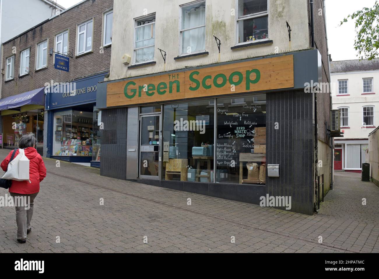 Green Scoop, Zero Waste Shop in Carmarthen, Wales, verkauft lose und lose Waren, damit Kunden ihre eigenen Behälter nachfüllen und die Verpackung minimieren können Stockfoto