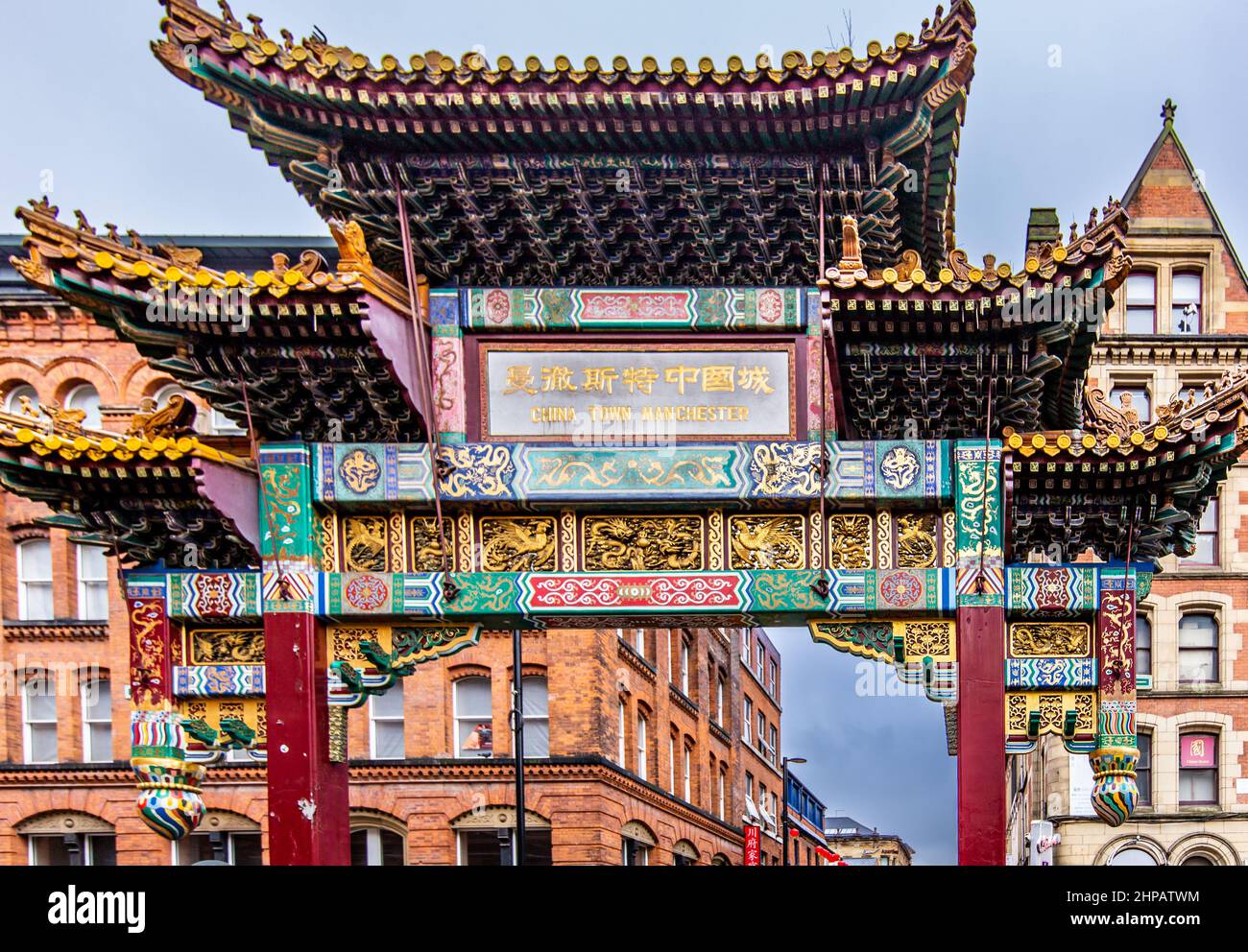 Chinatown Torbogen/Tor mit Drachen & Pheonixes, die auf der Faulkner Street, Manchester, England, UK zu sehen sind Stockfoto