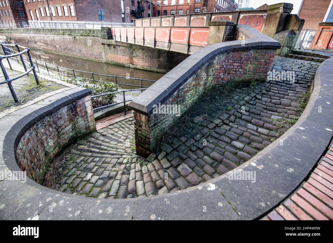 Die Roving Bridge auf dem Rochdale-Kanal ermöglicht es einem Pferd, die Seite zu wechseln, ohne vom Boot gelöst zu werden. New Islington, Manchester, Eng Stockfoto