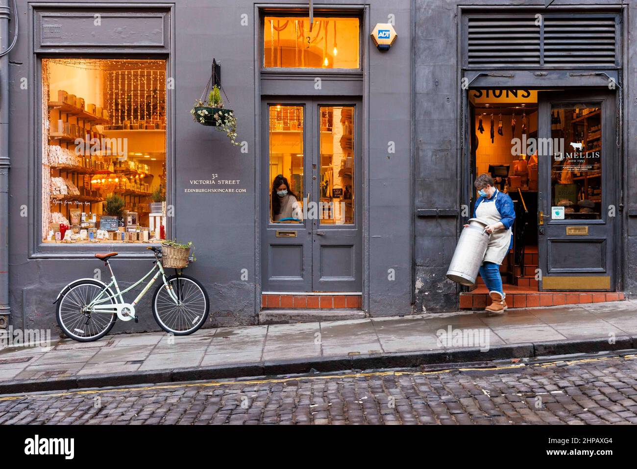 Edinburgh, Großbritannien UInited. 19. Februar 2022 Foto: Traders auf Edinburghs malerischer Victoria Street eröffnen sich für Geschäfte. Kredit: Rich Dyson/Alamy Live Nachrichten Stockfoto