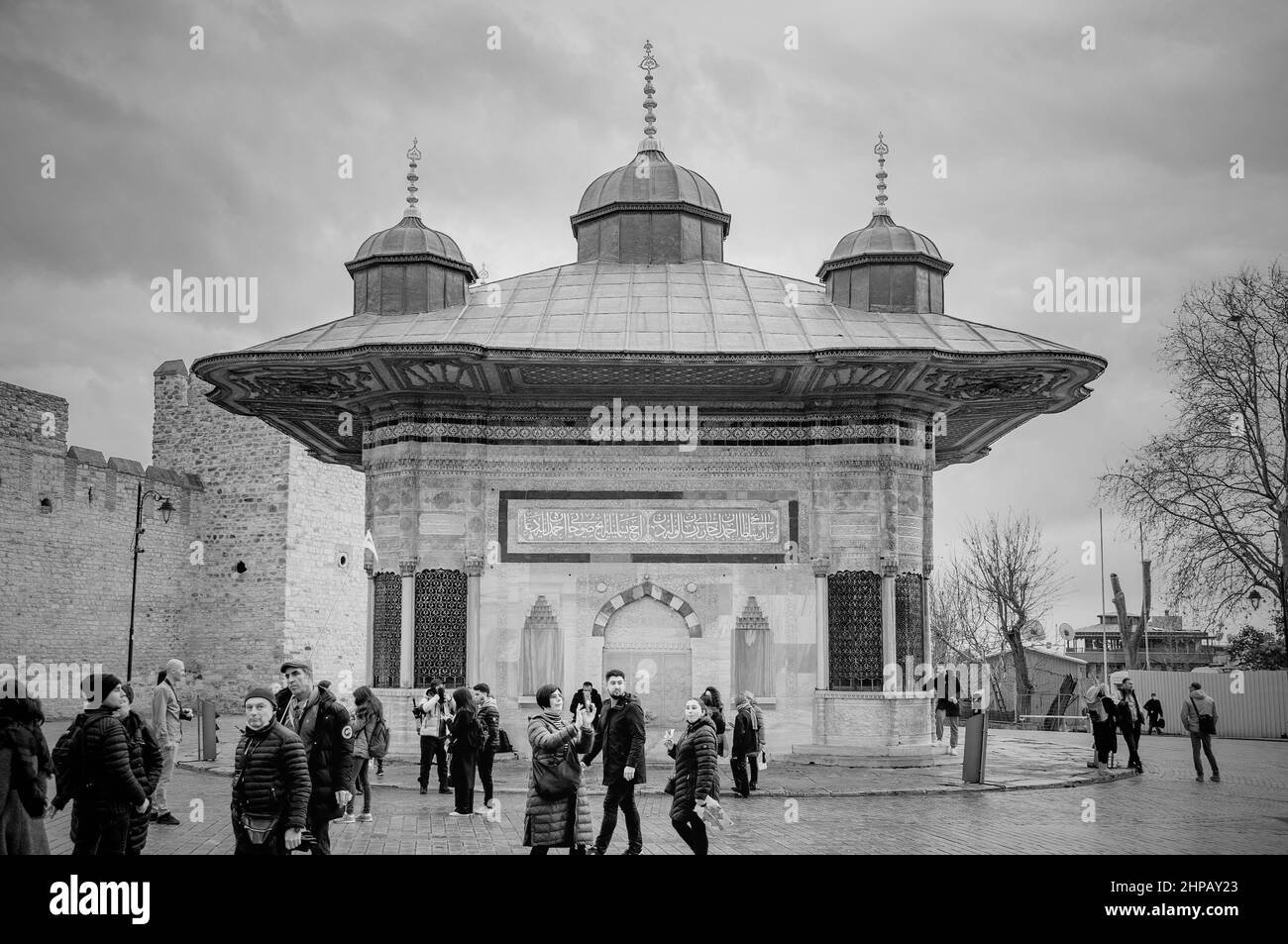 ISTANBUL, TYRKEY. 7. JANUAR 2022 Sultanahmet Square. Pavillon mit Wasser im Pumpenraum. Panoramablick. Stockfoto