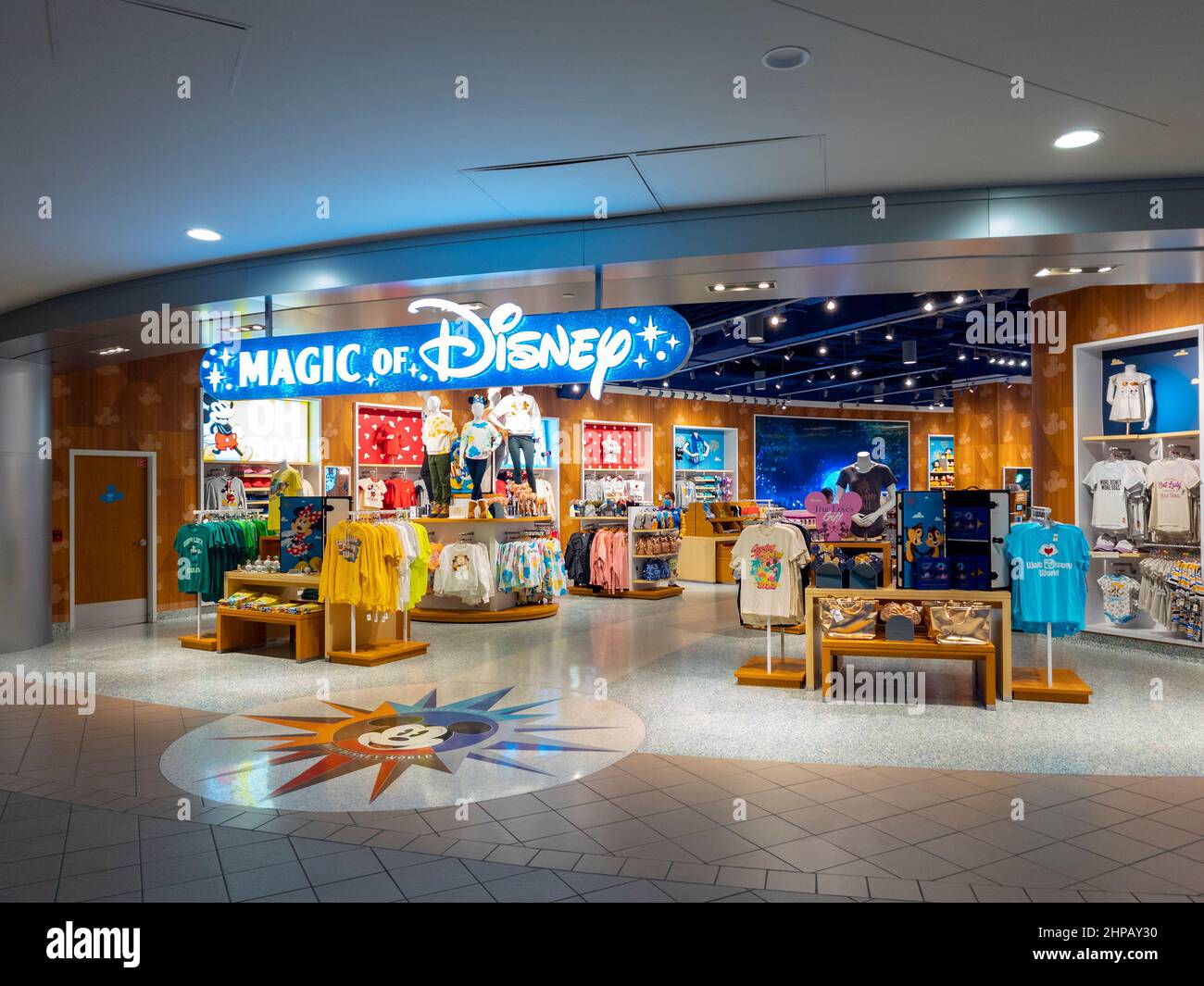 Orlando, Florida - 9. Februar 2022: Voller Blick auf den Magic of Disney Store im Orlando International Airport (MCO). Stockfoto