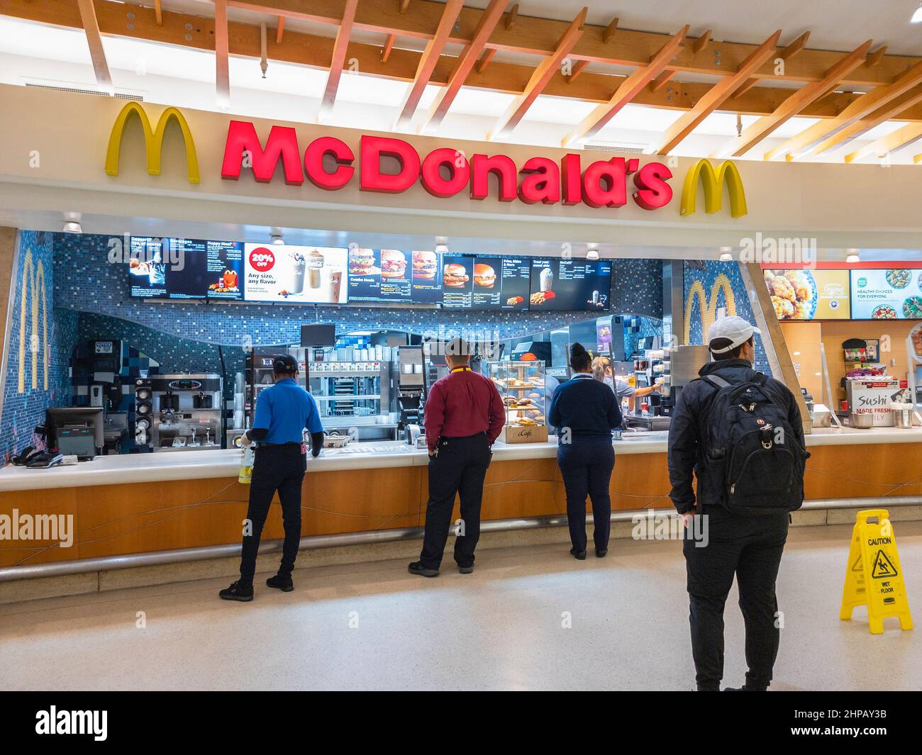 Orlando, Florida - 9. Februar 2022: Nahaufnahme des McDonald's Restaurants im Terminal B des internationalen Flughafens Orlando (MCO). Stockfoto