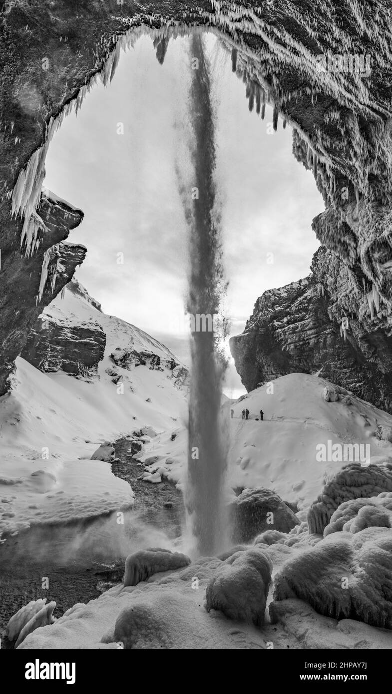Schwarz-Weiß-Foto des Wasserfalls bei Kvernufoss, Vatnajokull National Park, Südosten Islands Stockfoto
