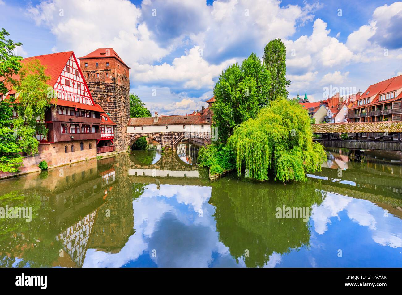 Nürnberg, Deutschland. Das Weinlager (Weinstadel) und die Hängebrücke (Henkersteg) Stockfoto