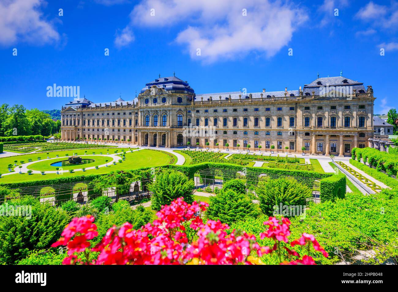 Würzburg, Deutschland. Residenzpalast von Würzburg vom Hofgarten aus gesehen. Stockfoto