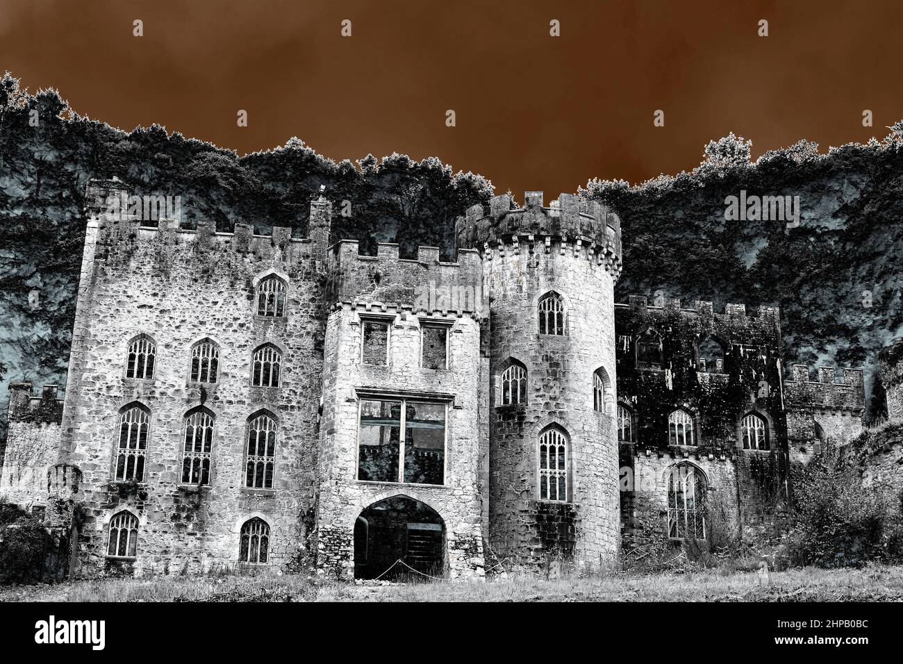 Gwrych Castle ist ein denkmalgeschütztes Landhaus aus dem 19th. Jahrhundert in der Nähe von Abergele in Conwy, Wales. Stockfoto