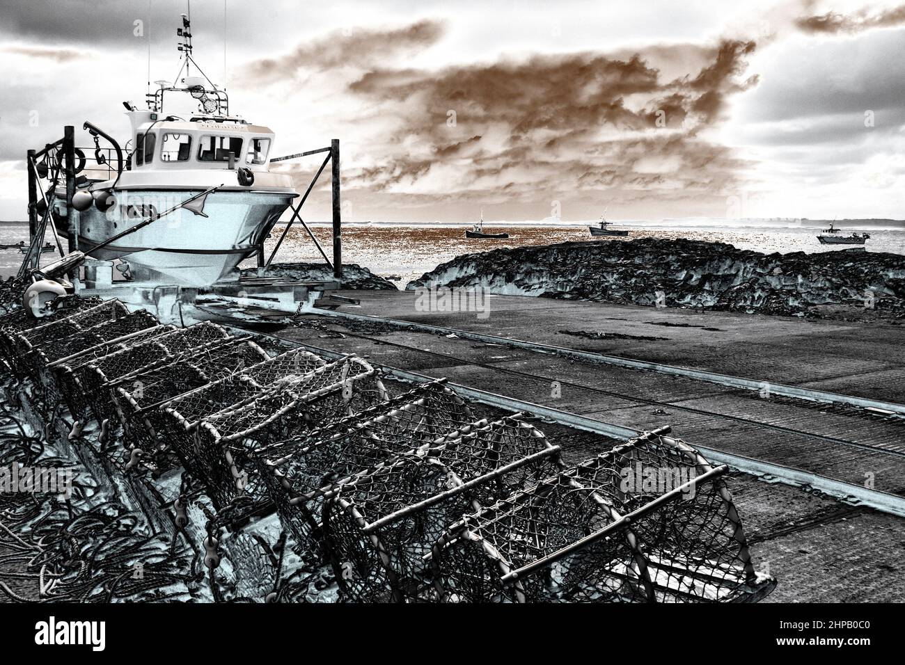 Hummertöpfe und Fischerboot, Lindisfarne, Northumberland, Großbritannien Stockfoto