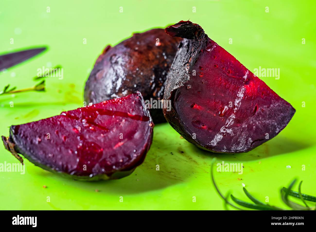 Drei gebackene Rote Bete, Nahaufnahme auf grünem Hintergrund. Stockfoto