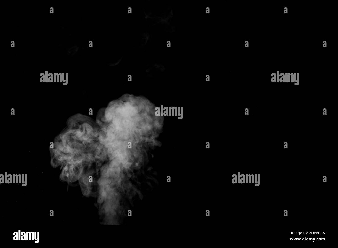 Wirbelnder, kreischender Rauch, herzförmiger Dampf, isoliert auf schwarzem Hintergrund, um Ihre Fotos zu überlagern. Romantisches Paar. Liebe den Duft. Zusammenfassung Stockfoto