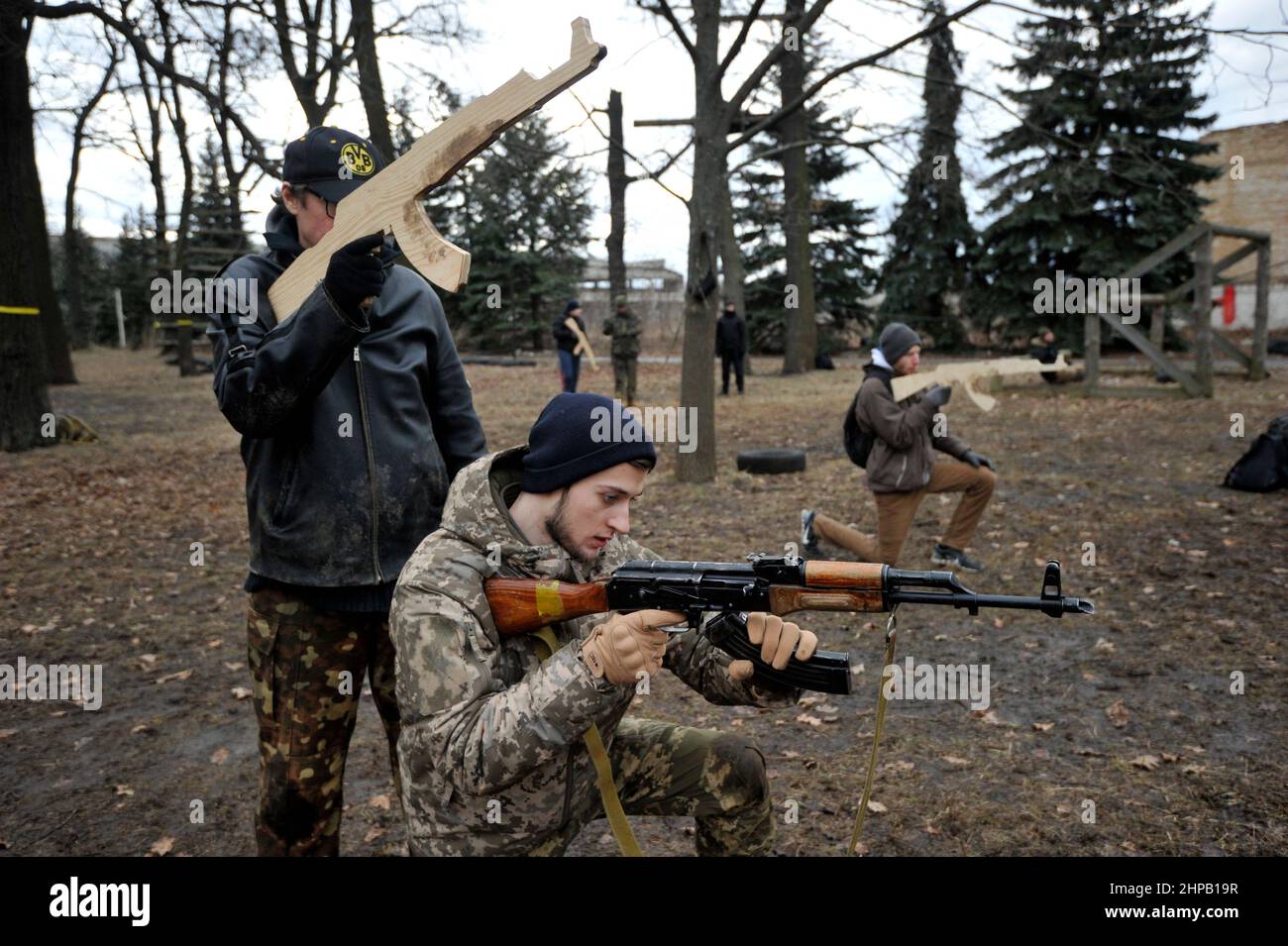 Kiew, Ukraine. 19th. Februar 2022. Ukrainer nehmen an einer offenen militärischen Ausbildung für Zivilisten Teil, als Teil der "Don't pic! Mach dich bereit! In Kiew, inmitten der Bedrohung durch die russische Invasion. Kredit: SOPA Images Limited/Alamy Live Nachrichten Stockfoto