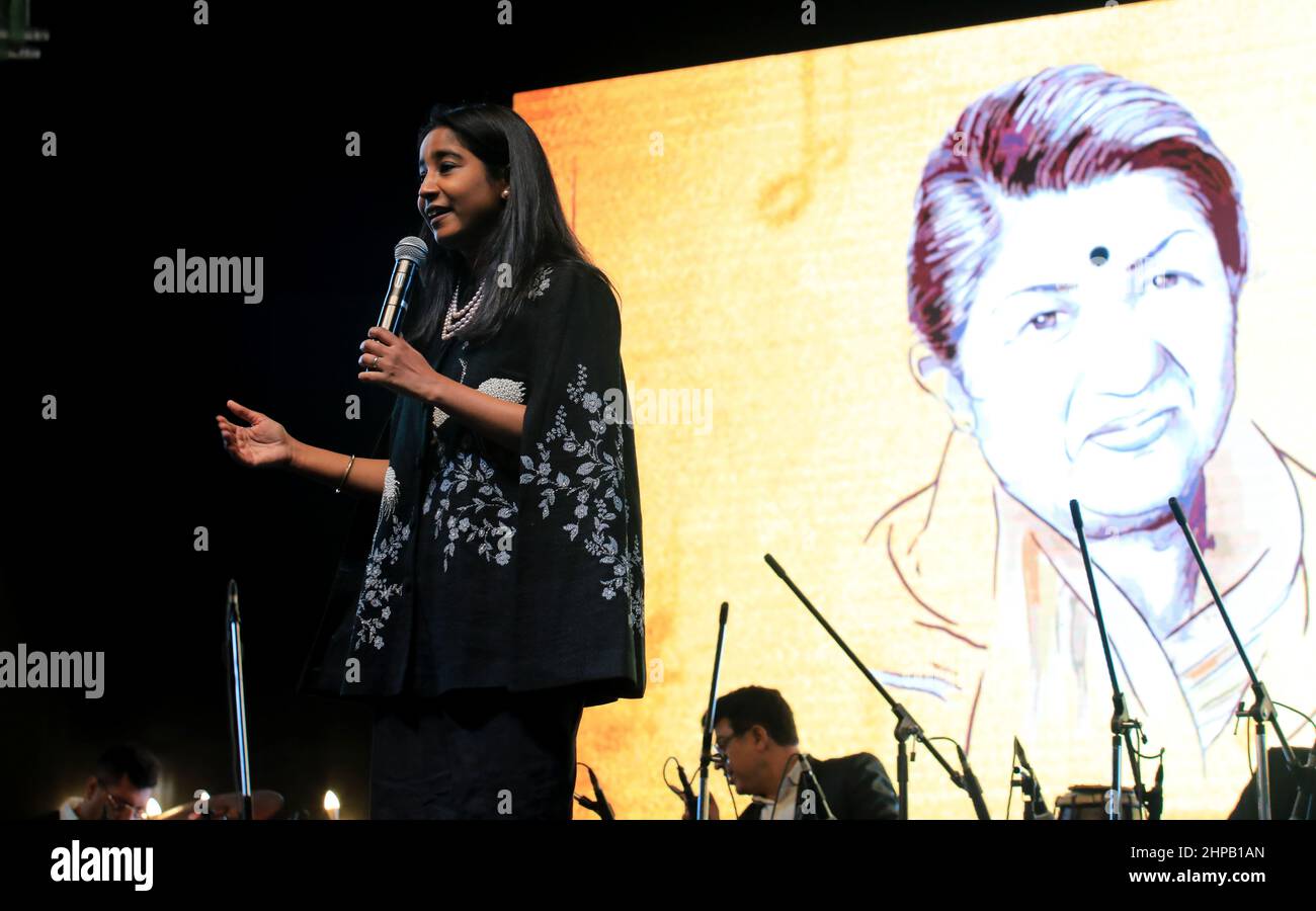 Neu-Delhi, Indien. 19th. Februar 2022. Die Sängerin Shipa Rao zollt dem verstorbenen Lata Mangeshkar 'Meri Awaaj Hi Pehchan Hai' von Bharat Ratna im Central Park, Connaught Place, musikalische Tribut.die Regierung von Delhi veranstaltete ein Tribute-Konzert, um dem verstorbenen Lata Mangeshkar zu huldigen. Die 92-jährige Melodiekönigin Bharat Ratana, verstorbene Lata Mangeshkar, starb am 6. Februar 2022 im Privatkrankenhaus in Mumbai. Kredit: SOPA Images Limited/Alamy Live Nachrichten Stockfoto