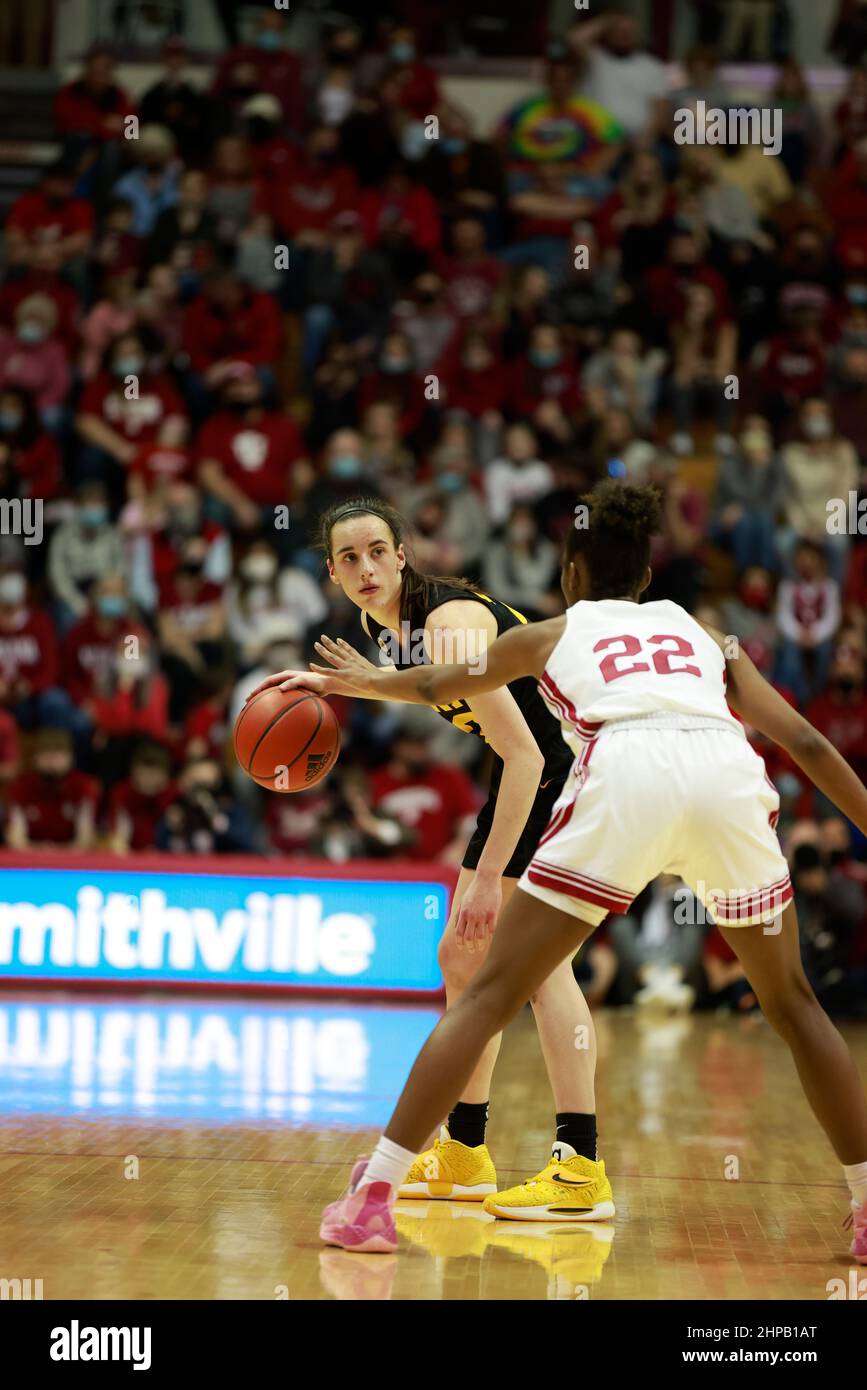 Bloomington, Usa. 19th. Februar 2022. Caitlin Clark (22) spielt gegen die Indiana Hoosiers-Garde Chloe Moore-McNeil (22) während eines NCAA-Basketballspiels für Frauen in Bloomington, Ind. Die Iowa Hawkeys schlagen die Indiana University Hoosiers 96-91. Kredit: SOPA Images Limited/Alamy Live Nachrichten Stockfoto