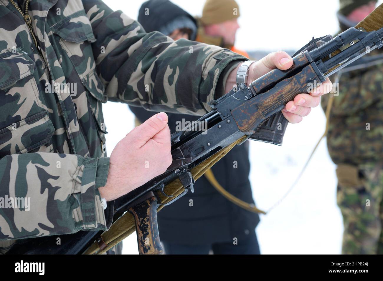 Offizier Ausbilder Überprüfung Kalaschnikow Gewehr vor der Ausbildung im Schießen auf einem militärischen Bereich Stockfoto