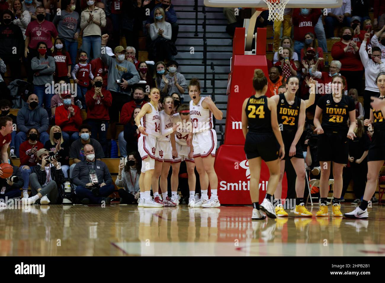 Bloomington, Usa. 19th. Februar 2022. Die Indiana University huddles während eines NCAA-Basketballspiels für Frauen gegen Iowa in Bloomington, Ind. Die Iowa Hawkeys schlugen die Indiana University Hoosiers 96-91. (Foto von Jeremy Hogan/SOPA Images/Sipa USA) Quelle: SIPA USA/Alamy Live News Stockfoto