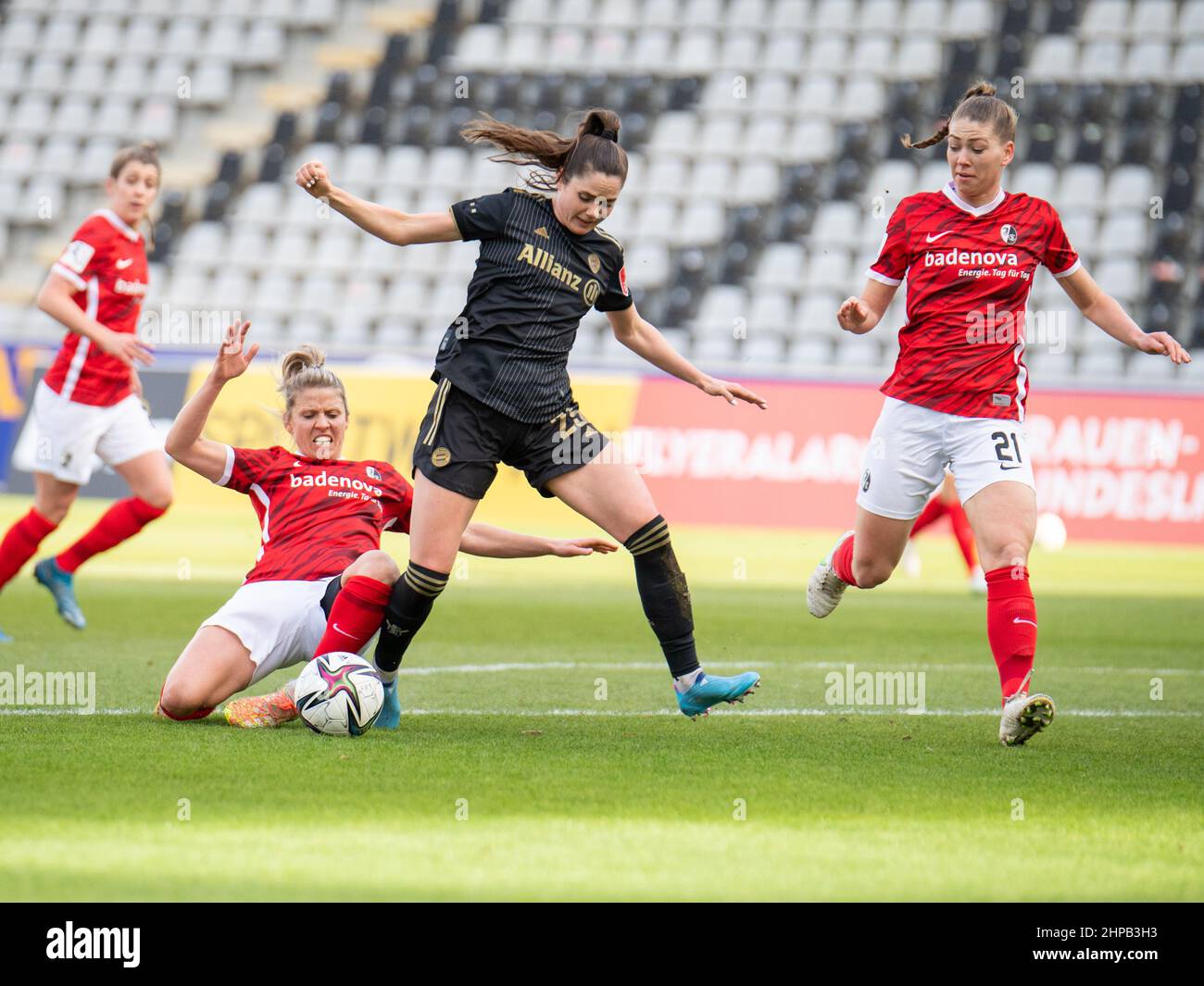 Vojtekova, Jana (20 SC Freiburg) und Sarah Zadrazil (25 FC Bayern München) in Aktion beim 14. GAMEDAY von Flyeralarm Frauen-Bundesliga SC Freiburg v. Stockfoto