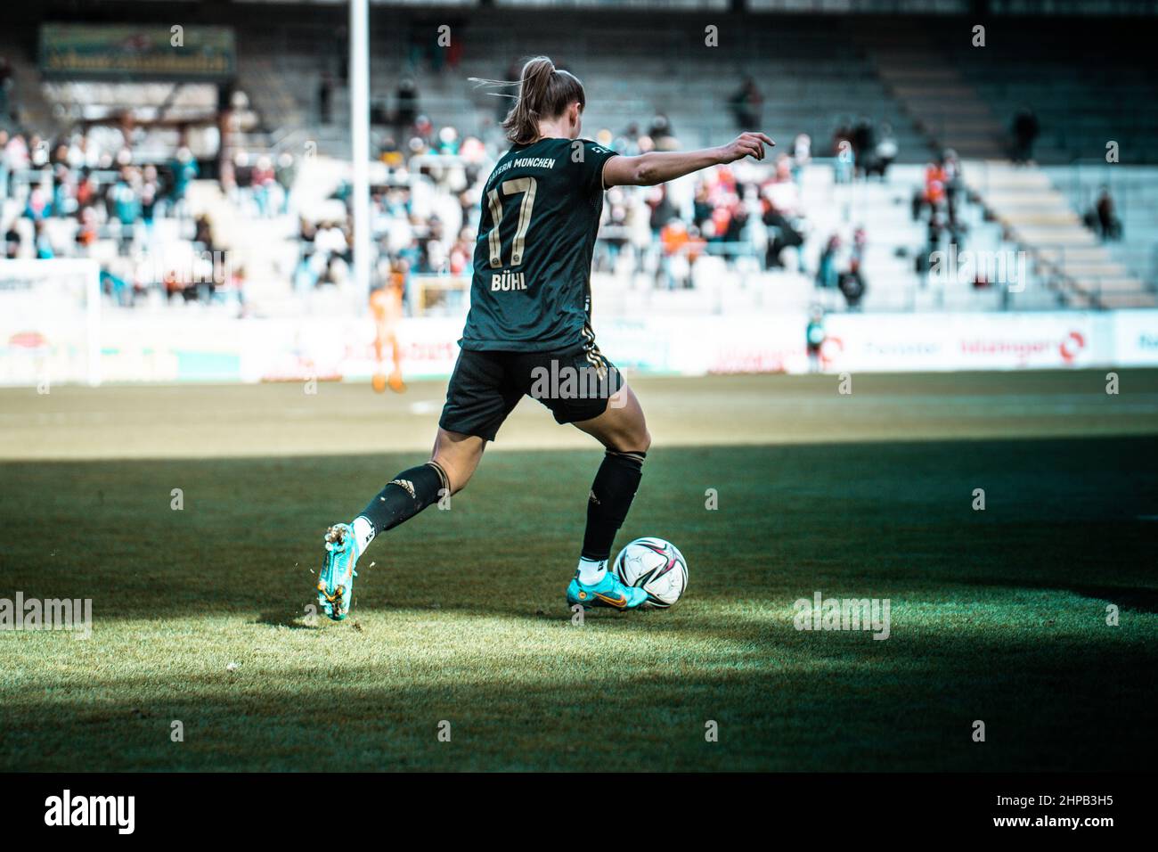 Klara Buhl (17 FC Bayern München) in Aktion am 14. GAMEDAY von Flyeralarm Frauen-Bundesliga SC Freiburg gegen FC Bayern München am 12.02.2022. Stockfoto