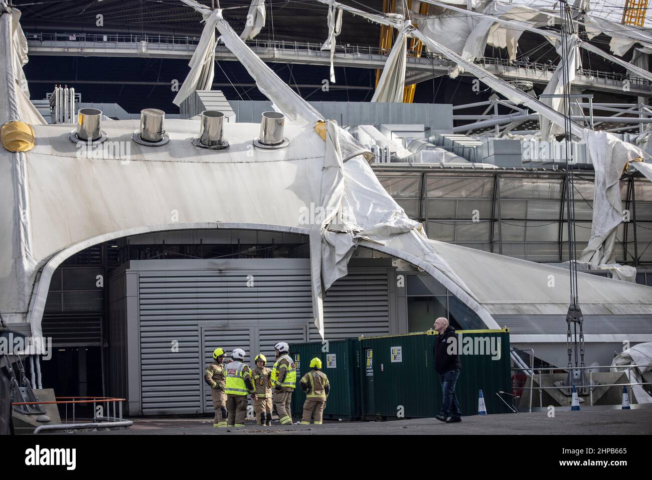 Feuerwehrmänner besuchen die Szene in der O2 Arena im Osten Londons, wo die Plane am Freitag, den 18th. Februar 2022, aufgrund der starken Winde durch den Sturm Eunice gerissen wurde Stockfoto