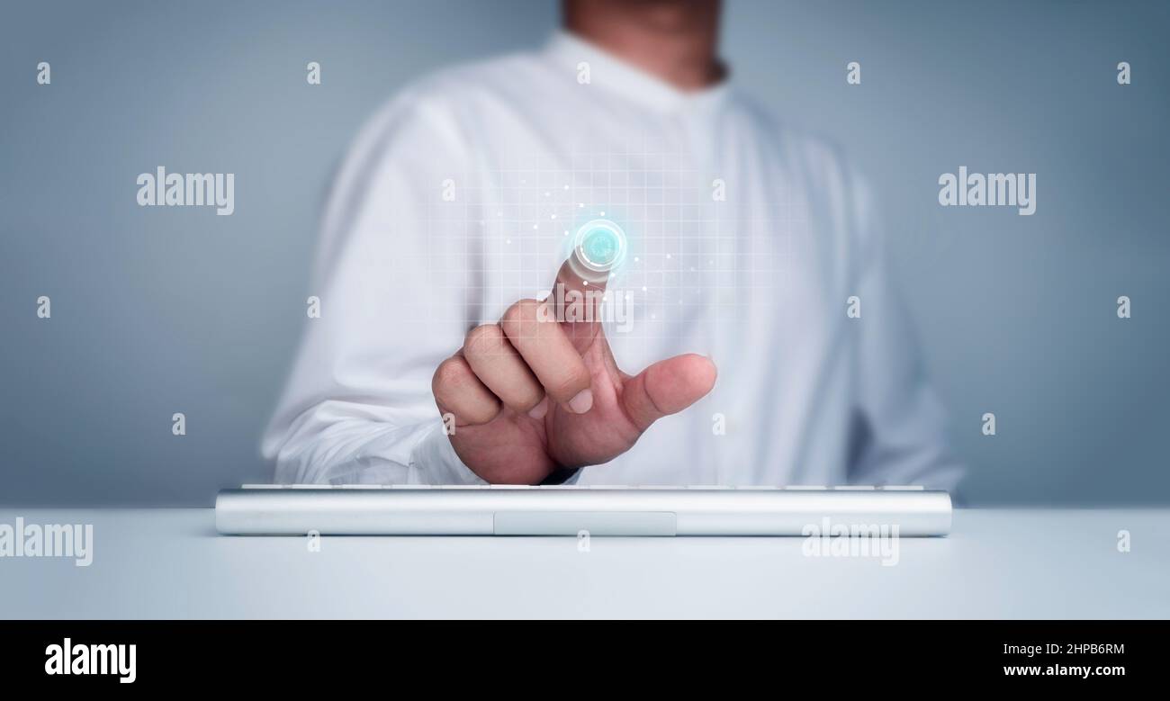 Das Symbol für den Fingerabdruck wurde auf dem virtuellen Bildschirm angezeigt, während der Finger eines Geschäftsmannes nach Sicherheitszugang mit biometrischer Identifizierung durchsucht wurde. Cyber-Sicherheit, PR Stockfoto