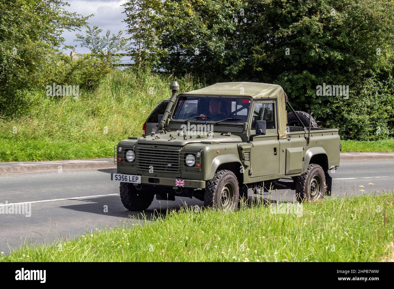 1998 90er Jahre NATO Green Army Khaki Land Rover Defender, X MOD Signale – 110 Defender WOLF 2500 ccm Diesel; Stockfoto