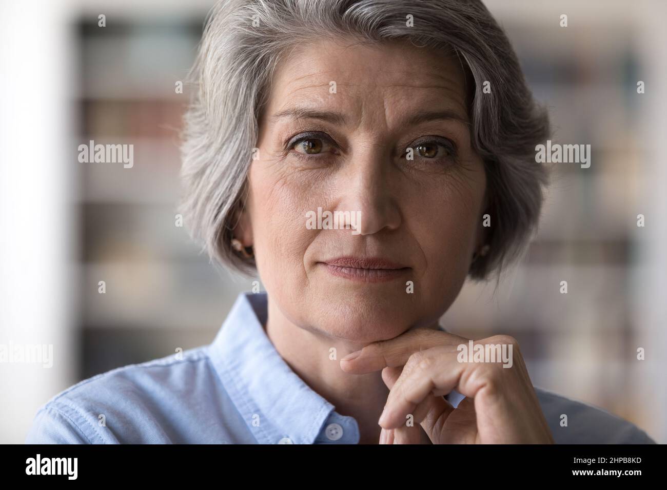 Nahaufnahme eines Porträts einer schönen älteren Frau. Stockfoto