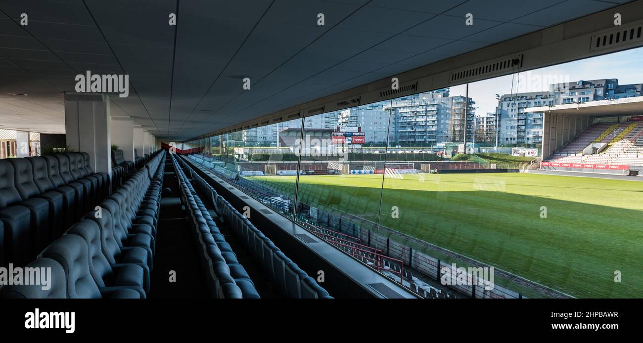 Molenbeek, Brüssel / Belgien - 02 16 2019: Leere Geschäftssitze im Fußballstadion Racing White darin Molenbeek Stockfoto